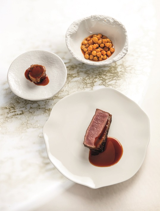 Agneau en trois services : selle rôtie, panoufle confite aux herbes, pois chiches confits au bouillon d’agneau, jus réduit