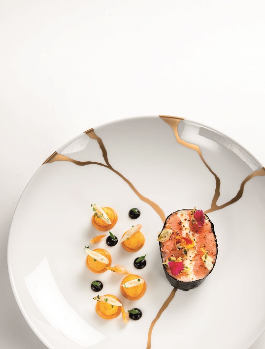 Saumon farci aux saint-jacques, nori, citron, pommes noisette, coquillages et rouille