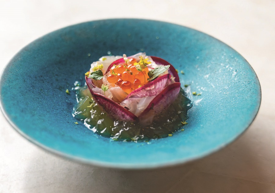 Rose d’Ishinagi couleur de radis violet, gelée de dashi acidulée au sobacha