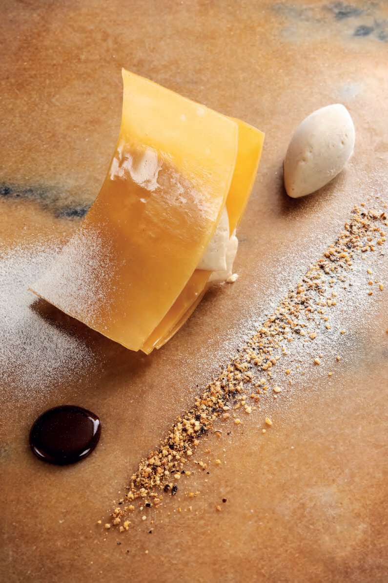 La nougatine au lait garnie d’une crème au lait réduit, confiture de lait & crème au beurre noisette