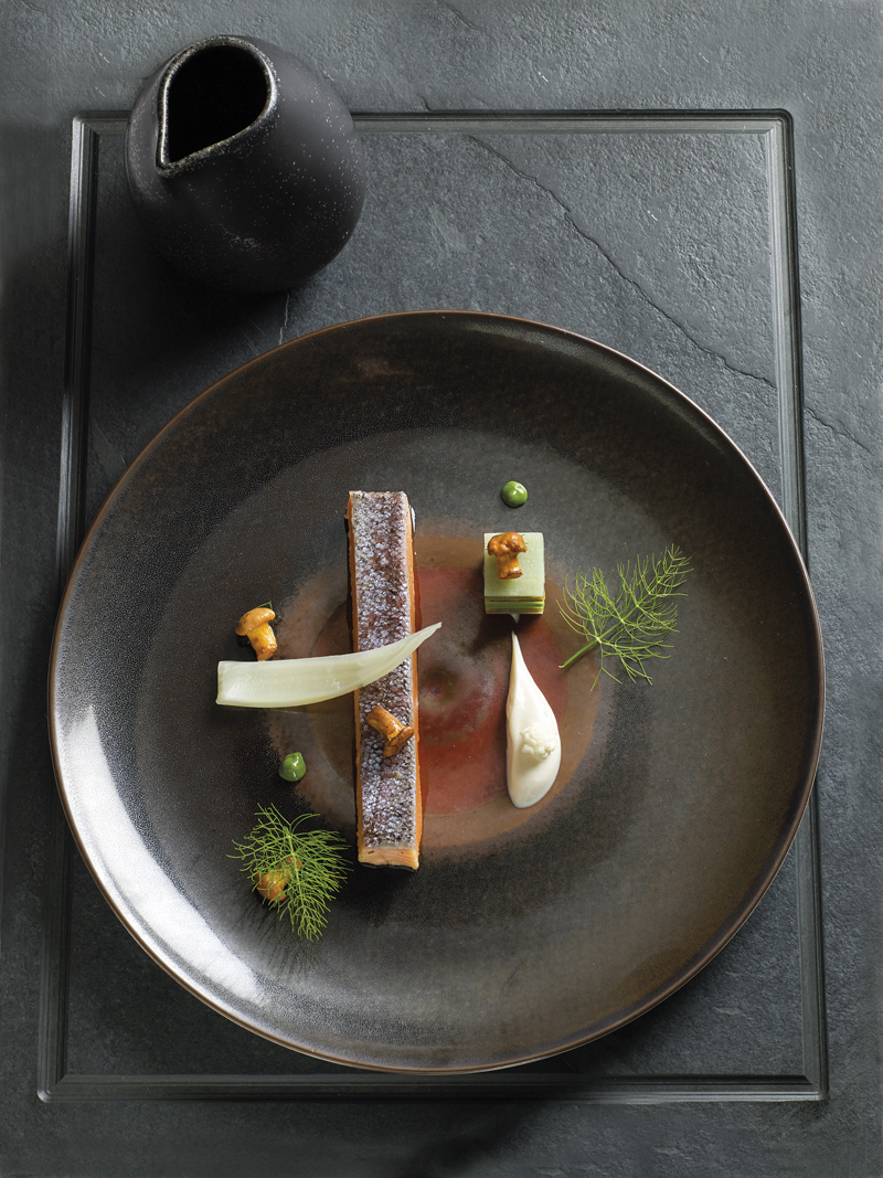 Truite du Léman confite, millefeuille de légumes, carotte et carvi