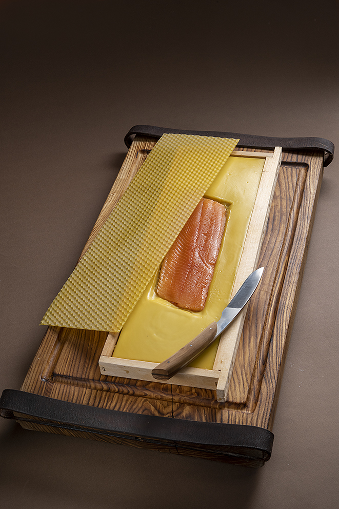 Truite cuite en cire d’abeille, concombre acidulé, confiture de miel