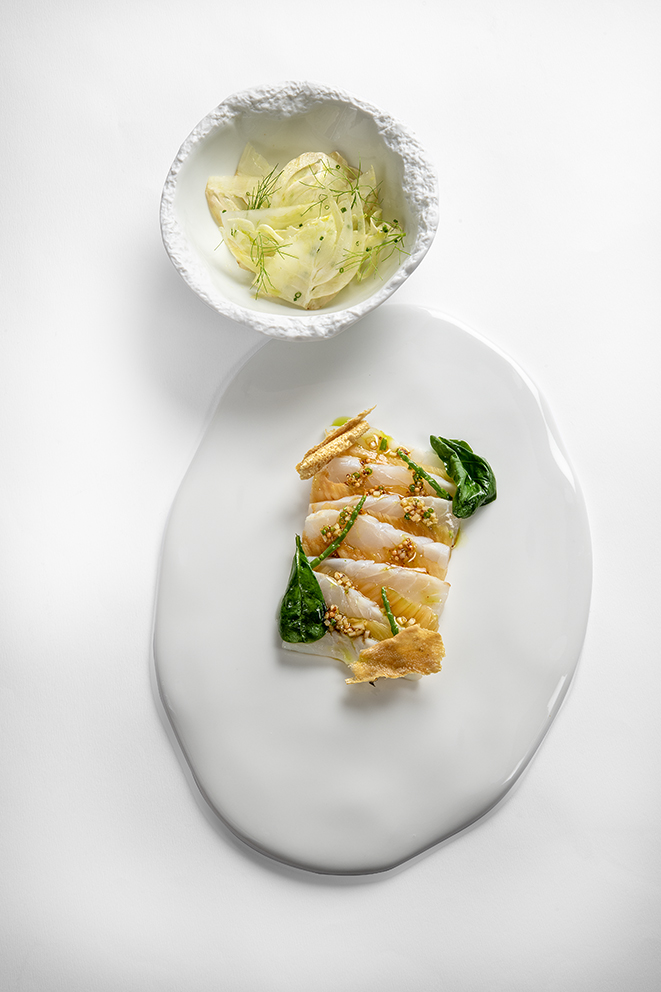 Turbot en fines lamelles, fenouil confit façon marinière, pousses d’épinards et salicorne, chips de peau, condiment ciboulette–moutarde, jus d’arêtes