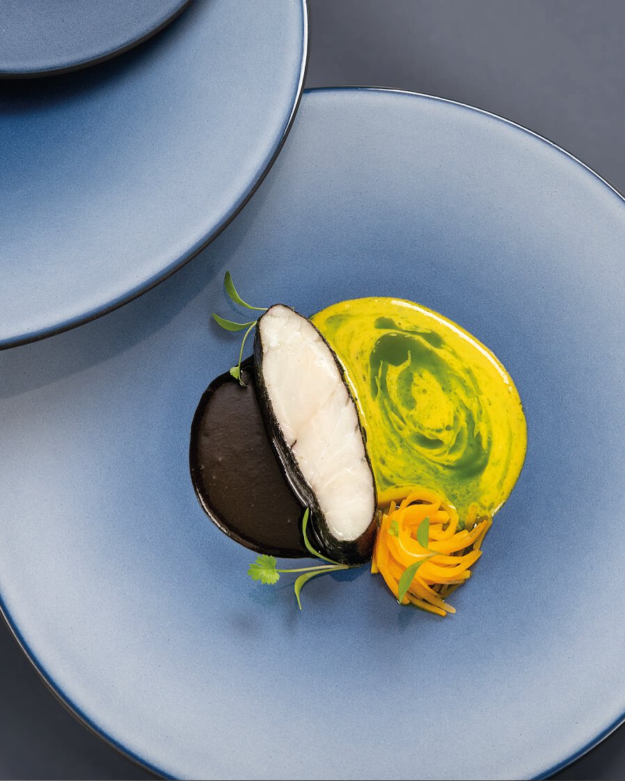 Turbot sauvage cuit au naturel, algues nori et jus de butternut fermenté