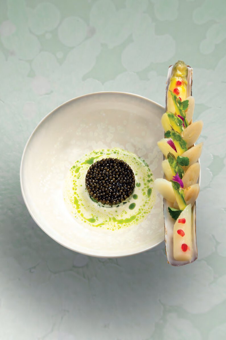Velouté d’asperges blanches « reine de sologne », tartare de couteaux de mer, caviar osciètre