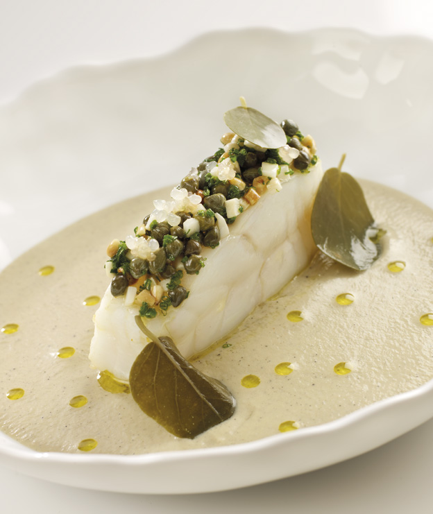 Turbot cuit au plat, caviar d&rsquo;aubergines aux peaux brulées, condiments d&rsquo;ail croquant, citron et fleur de câprier