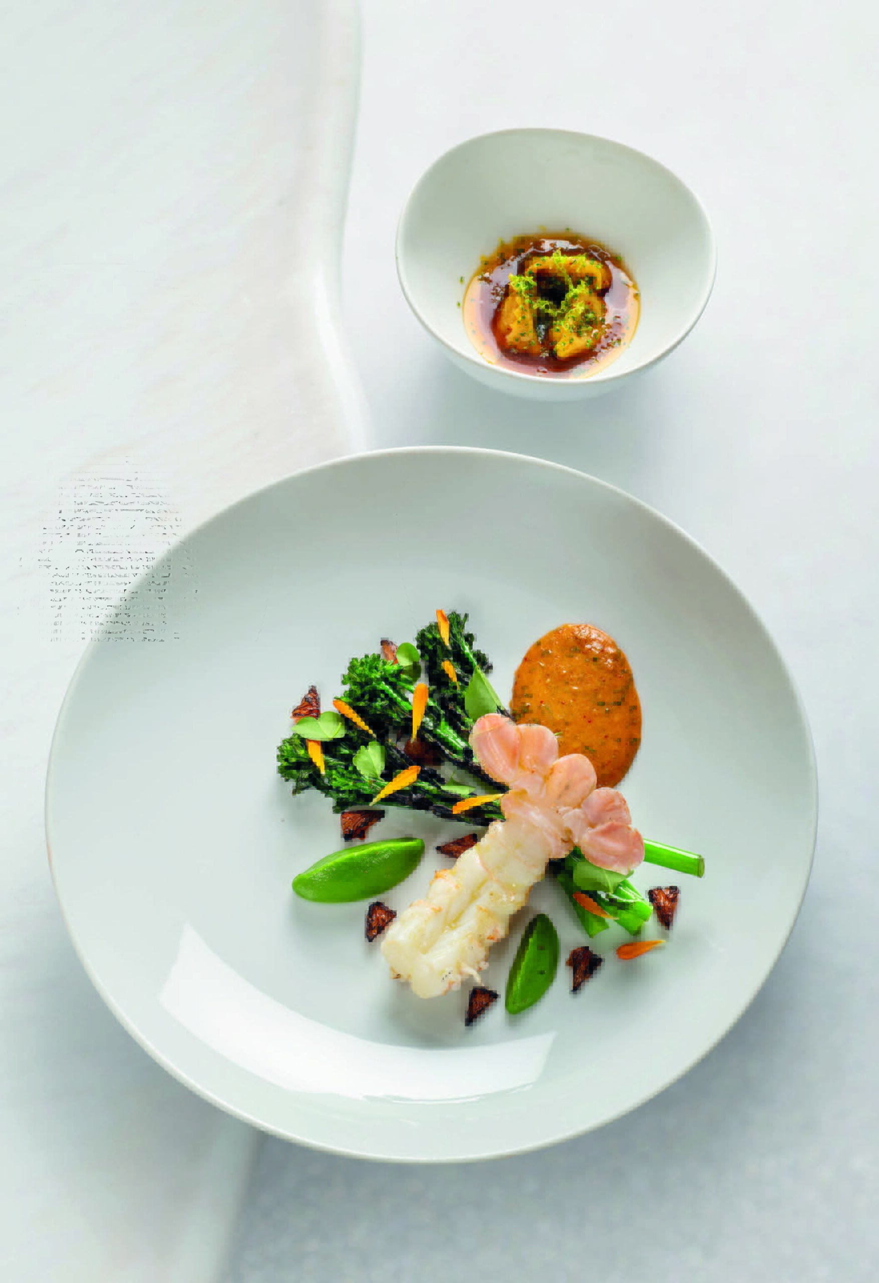 Langoustine et brocoletti à la flamme,  sauce choron au beurre de carapaces