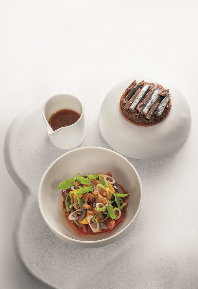 Tomate cœur de bœuf rôtie, tartelette aux anchois et oignons, fleur de thym et vinaigrette rafraîchie tomate basilic