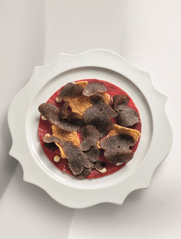 Carpaccio de bœuf, sauce césar, amarante croustillante et truffe fraîche