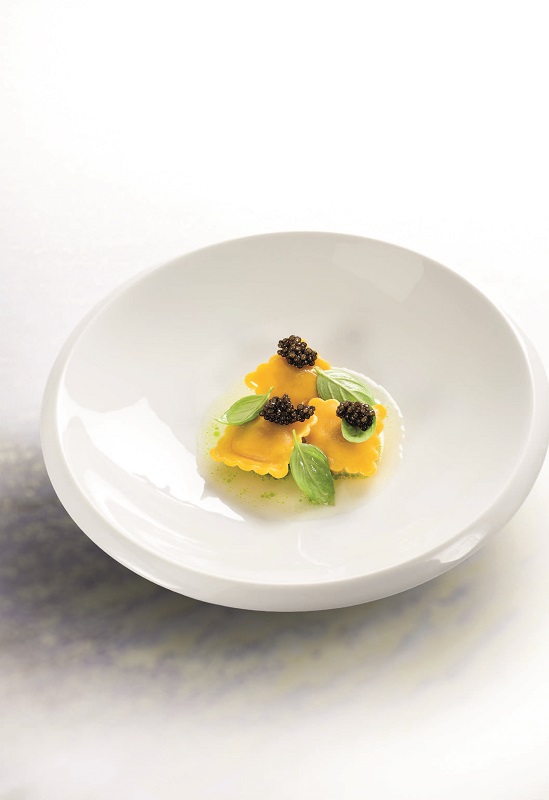 Raviolis farcis à la stracciatella, caviar et eau de tomate verte