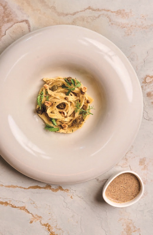 Tagliatelles maison, condiments noisettes et câpres, coulis de cresson, jaune confit