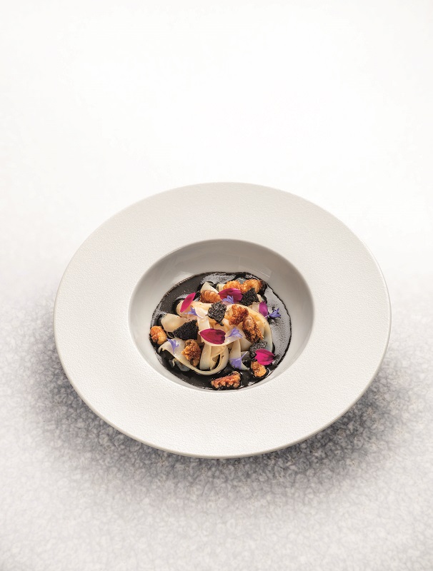 Seiche, tagliatelles délicatement raidies, sauce à l’encre, crème de crevette grise