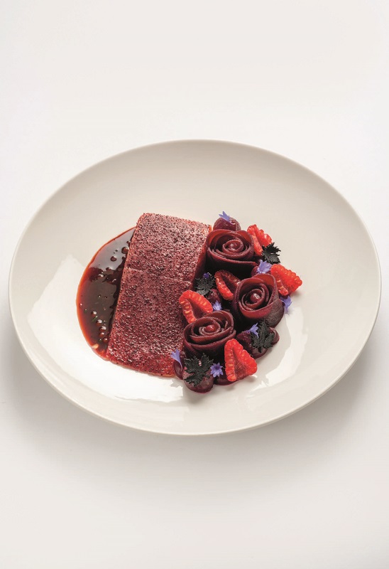 Truite de Saint-Agnan-le-Jaillard pochée, déclinaison de betteraves et framboises, salicorne